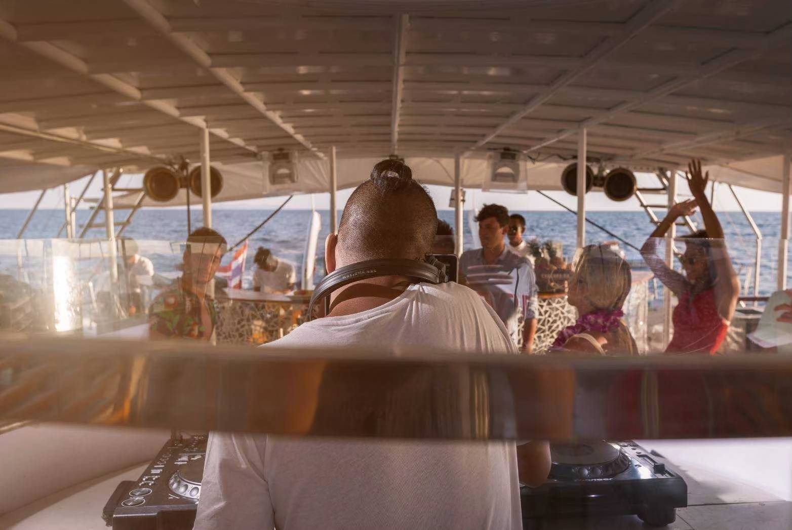 Hype Boat Club - A Stylish, Luxury Party Cruise