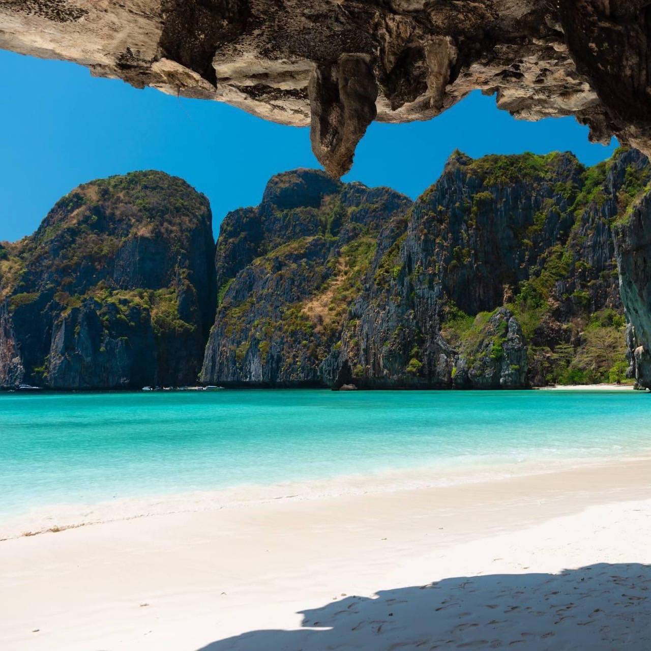 Phi Phi Island Tour by Speedboat (VIP Services) Pick up at 9 AM