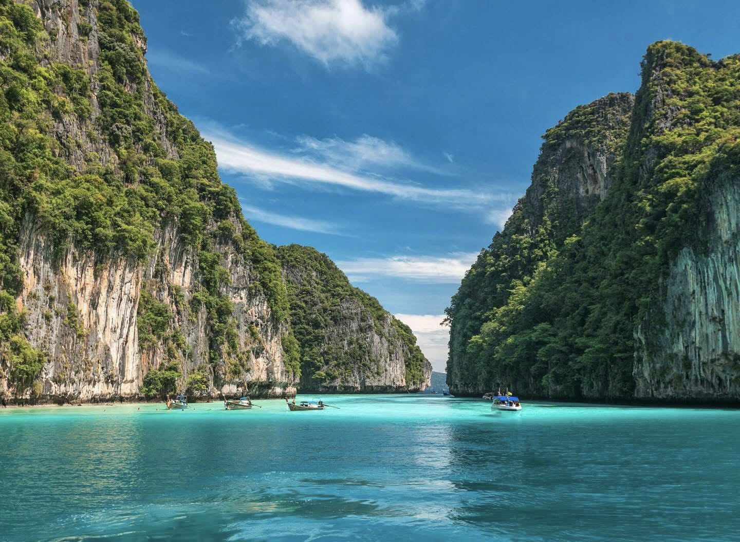 Phi Phi + Maya Bay + Bamboo Islands Premium Tour by Speed Boat (VIP Services)